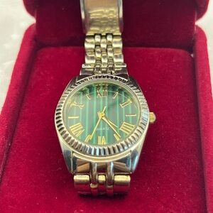 Elegant Green and Gold Women's Quartz Watch